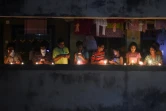 Des bougies et des lampes traditionnelles allumées dans les principales villes indiennes contre "les ténèbres du coronavirus", le 5 avril 2020 à Bombay