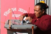 Une femme vote au Nepal, le 26 novembre 2017, lors d'élections destinées à permettre un retour à la stabilité politique