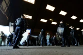 Des gendarmes interviennent pour disperser une rave party dans un hangar près de Rennes, le 2 janvier 2021