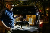 Richard Reynolds de l'association R.A.T.S sort son chien de sa caisse pour une chasse aux rats, le 14 mai 2021 à New York