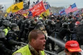 Des supporters de Trump affrontent la police le 6 janvier devant le Capitole. L'invasion du Congrès a fait 5 morts en tout.