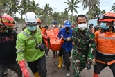 Les secouristes portent le corps d'une victime de l'éruption du volcan Semeru à Sumberwuluh, le 6 décembre 2021