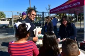 Le directeur de l'école Telfair, Jose Razo et ses élèves arrivent sur le site d'une distribution de matériel scolaire, le 8 février 2019 à Pacoima en Californie