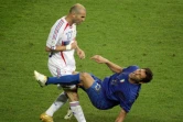 Zinedine Zidane donne un coup de tête dans le torse de l'Italien Marco Materazzi le 9 juillet 2018 à Berlin en Coupe du monde