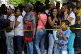 Des Vénézuéliens font la queue devant la Banque centrale pour changer leurs billets de 100 bolivars à Caracas, le 17 décembre 2016