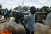 Des manifestants non loin d'une barricade dans les rues du quartier de Kondele à Kisumu, le 9 août 2017