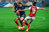 La Française Amel Majri passe entre deux Autrichiennes en qualifications pour l'Euro-2022, le 27 novembre 2020 à Guingamp