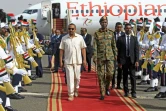 Le Premier ministre éthiopien Abiy Ahmed (g) à son arrivée à l'aéroport de Khartoum, le 7 juin 2019  au Soudan