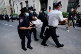 Un manifestant est arrêté par la police lors d'une marche en hommage à George Floyd, à New York, le 29 mai 2020