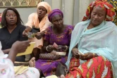 Les sénégalaises comptent et recomptent les billets de la tontine du quartier de la Médina à Grand-Mbao, le 9 mars 2017, dans la périphérie de Dakar