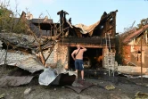 Un homme devant une maison détruite par un bombardement à Karkhiv (nord-est de l'Ukraine) le 7 juillet 2022