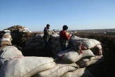 Des rebelles syriens alliés de la Turquie  positionnés dans la zone de Tal Malid, dans le nord de la Syrie, se préparent à tirer vers des positions d'une milice kurde dans la région d'Afrine le 20 janvier 2018