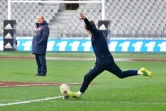 Le Français Anthony Belleau (d) tente une transformation sous le regard du sélectionneur du XV de France Jacques Brunel lors du "Captain's Run", le 22 juin 2018 à Dunedin