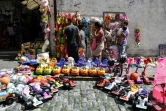 Un vendeur de jouets dans une rue du centre historique de Caracas, le 16 décembre 2019 au Venezuela