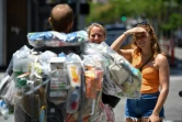 Le militant écologiste Rob Greenfield  porte les déchets qu'il a produits pendant trente jours, dans les rues de Beverly Hills, le 16 mai 2022 en Californie