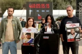 Des membres de familles d'otages israéliens retenus à Gaza, font une déclaration aux médias à Tel-Aviv, le 17 janvier 2025
