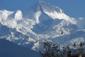 Un hélicoptère survole la chaîne de montagnes de l'Annapurna, le 22 janvier 2020