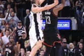 L'arrière des San Antonio Spurs Manu Ginobili, contre son homologue des Houston Rockets James Harden, lors du match 5 de la demi-finale de conférence ouest, à San Antonio, le 9 mai 2017