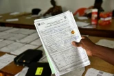 Un employé de la Commission électorale indépendante montre un document concernant les résultats du scrutin le 31 octobre 2016 à Abidjan