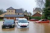 Des voitures submergées par l'eau le long d'une rue inondée après que la rivière Flume soit sortie de son lit à Pace, dans l'ouest de la France, le 25 janvier 2025