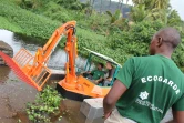 Une pelle amphibie pour nettoyer l'étang Saint-Paul (Photo DR)
