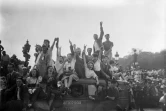 La foule exulte quand la 2ème Division blindée du général Leclerc défile, le 26 août à Concorde