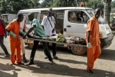 Arrivée à l'hôpital d'une personne blessée lors de violences provoquées par l'assassinat d'un conducteur de moto-taxi, le 26 septembre 2015 à Bangui 