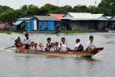 Des enfants reviennent de l'école dans leur village flottant de Prek Toal dans la province de Battambag, au Cambodge, le 14 octobre 2020