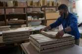 Fabrication de plateaux d'échiquiers dans les locaux de l'entreprise Rechapados Ferrer, le 5 mars 2021 à La Garriga, près de Barcelone