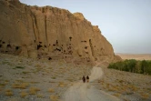 Des membres des talibans passent le 2 octobre 2021 près du site où les bouddhas géants ont été détruits par les islamistes en mars 2001 à Bamiyan 