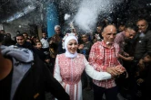 Afnan est escortée par son père lors de son mariage dans le sud de la bande de Gaza, le 12 janvier 2024