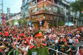 Le public attend le début de la parade du 50ème anniversaire de la chute de Saïgon, le 30 avril 2025 à Ho Chi Minh Ville