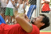 Des écoliers regardent le champion philippin de boxe Manny Pacquiao s'entraîner à General Santos sur l'île philippine de Mindanoa le 16 février 2016
