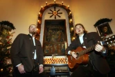 Deux frères Markus (g) et Christian Giglmayer chantent "Douce nuit" à des visiteurs le 10 décembre 2003 dans la chapelle du village d'Oberndorf, près de Salzbourg