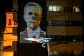 Une caricature de l'ancien président Alvaro Ulribe projetée sur le mur d'un immeuble par des membres de "la nouvelle bande de la terrasse", le 9 août 2020 à Medellin, en Colombie
