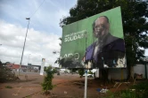 Une affiche électorale du président Alassane Ouattara dégradée dans une rue de Yamoussoukro, le 4 novembre 2020 en Côte d'Ivoire