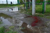 Du sang après un bombardement dans une rue de Kharkiv, dans l'est de l'Ukraine, le 27 avril 2022