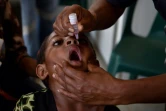 Warapnong, âgée de six ans, reçoit un vaccin anti-polio dans une clinique itinérante installée  à Mount Hagen en Papouasie-Nouvelle-Guinée, le 22 novembre 2018