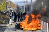 Des lycéens mettent le feu à une barricade pour bloquer le tramway à Bordeaux, le 5 décembre 2018