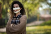 Anissa Mekrabech, styliste, porte un masque transparent qu'elle a créé, le 14 avril 2020 à Toulouse (Haute-Garonne)