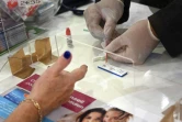 Un rapide test sérologique pour détecter la présence du coronavirus est pratiqué dans une pharmacie à Strasbourg, le 15 juillet 2020
