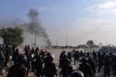 La police anti-émeutes pakistanaise fait face à des manifestants du groupe Tehreek-i-Labaik Yah Rasool Allah, à Islamabad, le 25 novembre 2017