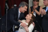 Mauricio Macri (g) et la vice-présidente d'Argentine Marta Gabriela Michetti se félicitent mutuellement lors de leur investiture à Buenos Aires le 10 décembre 2015