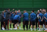Le sélectionneur de l'équipe d'Espagne Fernando Hierro (g) donne des instructions lors d'une séance d'entraînement, le 24 juin 2018 à Kaliningrad