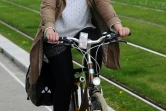 Sarah Duch, enseignante-chercheuse, roule en vélo avec un microcapteur de pollution à Grenoble le 9 mai 2016