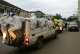 Membres d'une équipe chargée d'enterrer des morts à bord d'une ambulance près de la morgue de Connaught à Freetown, le 15 août 2017.