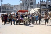 Des Palestiniens transportent près de la ville de Gaza le 22 juin 2024 les corps de proches tués lors d'un bombardement israélien