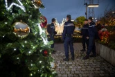 Des gendarmes patrouillent sur un marché de Noël à Tours, le 23 décembre 2016