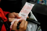 Une personne remplie une grille pour le Powerball à New York, le 12 janvier 2016