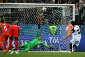 Le capitaine du Costa Rica Bryan Ruiz transforme un penalty contre la Suisse lors du Mondial, le 27 juin 2018 à Nijni Novgorod